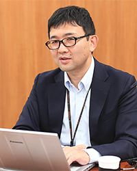畠山 格 氏