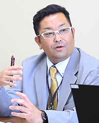 岩ア 弘宜 氏